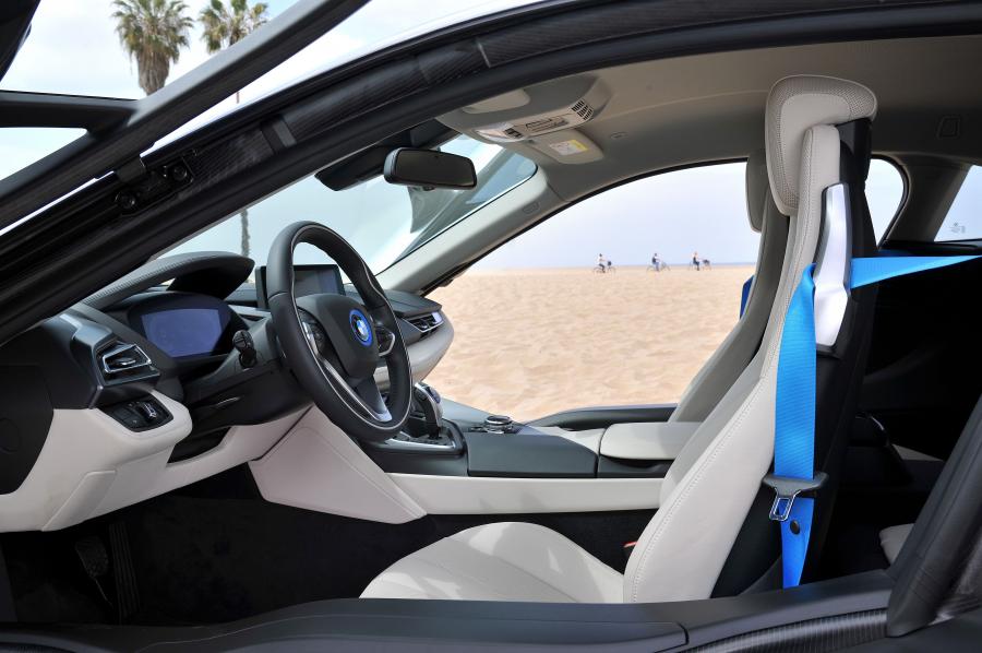  BMW i8 2014 года  (фото 100 из 180)
